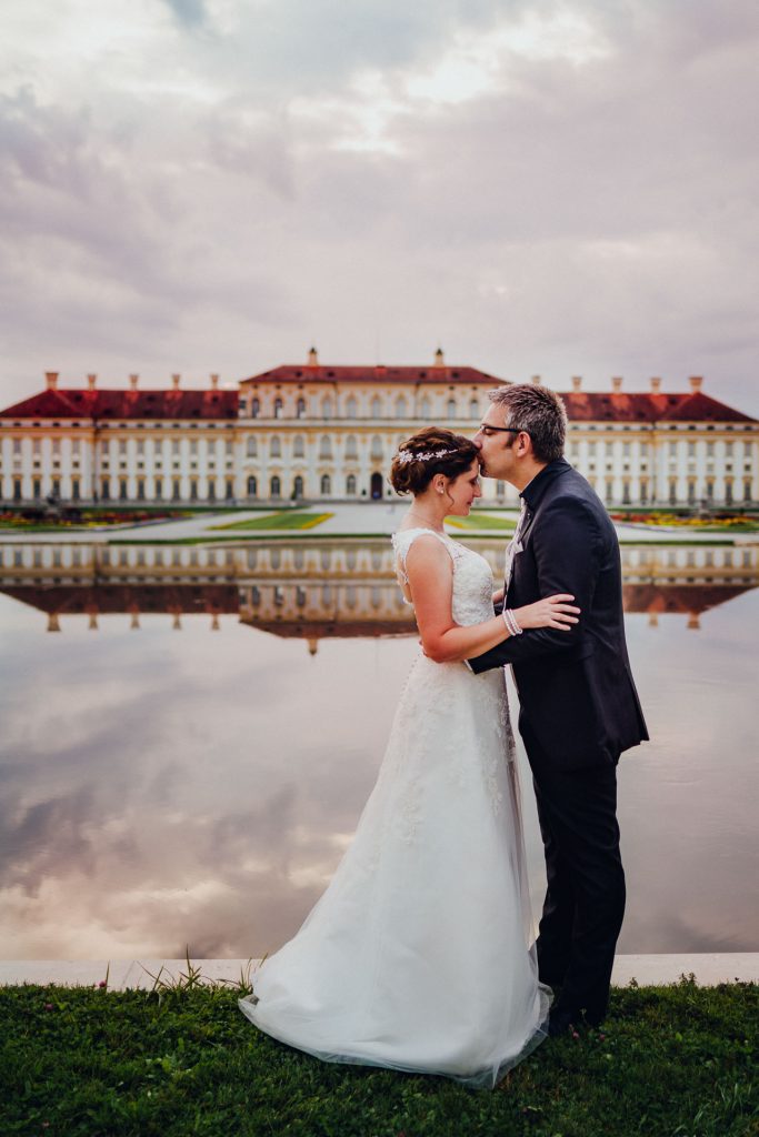 Hochzeitsfotograf Weilheim fotografiert Brautpaar vor Schloss Nymphenburg bei München