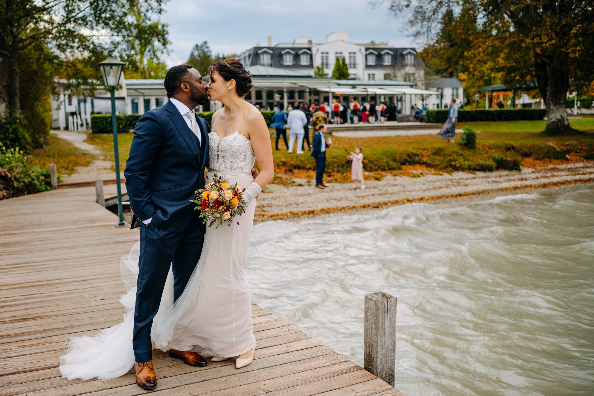 Bridal couple Ammersee – natural Wedding photos