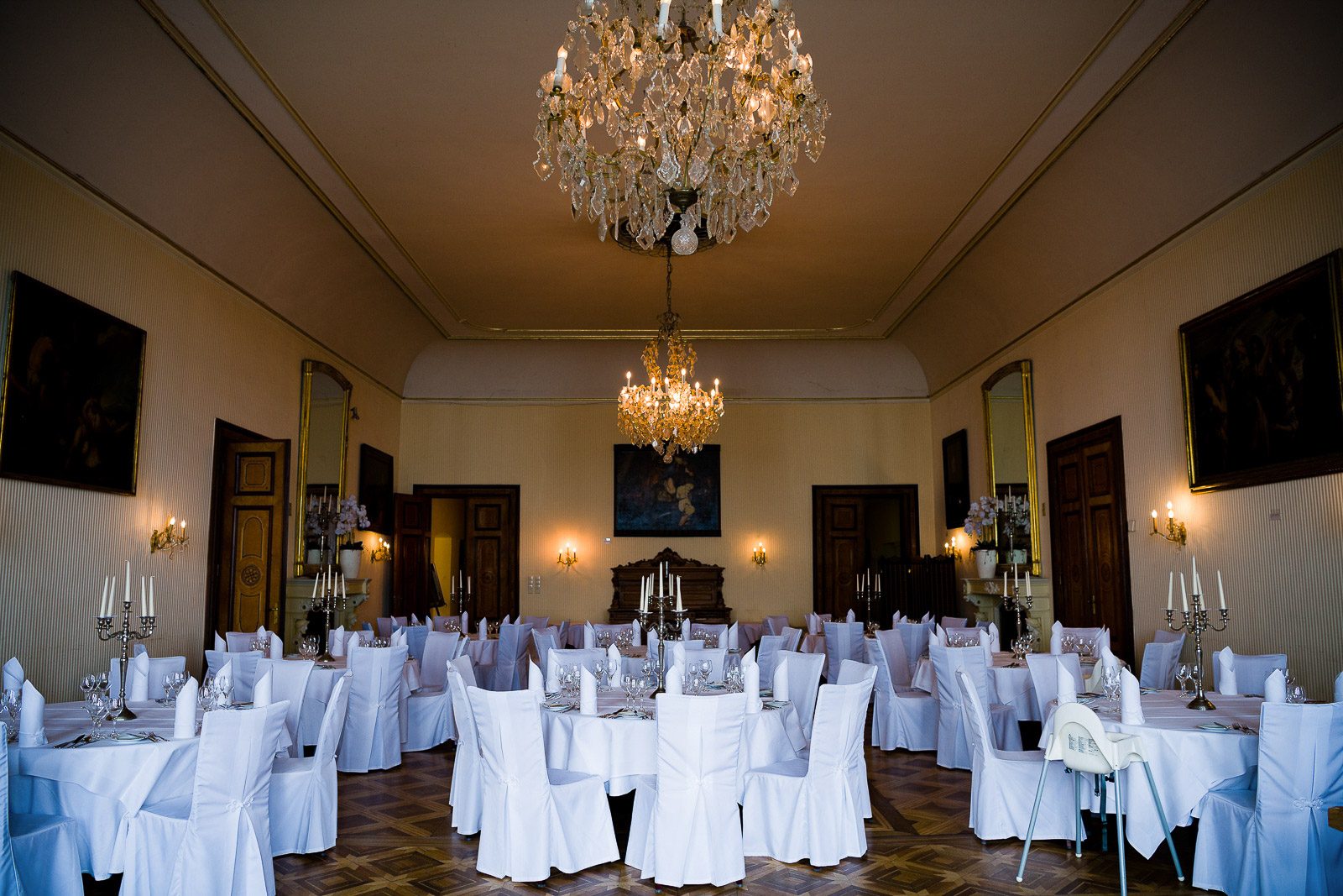 Wedding photographer castle wedding Bavaria – bridal couple in front of a historic castle