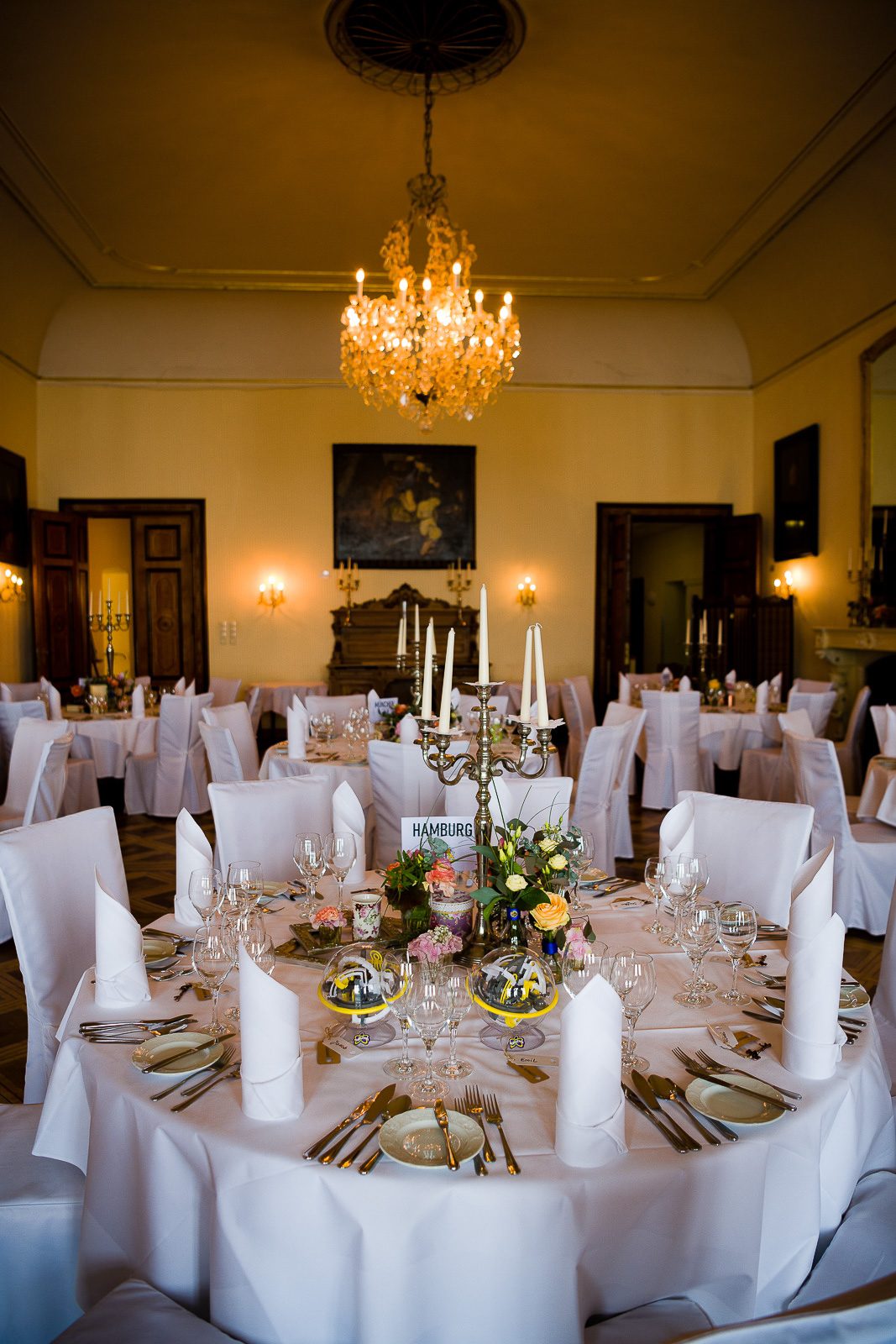 Castle wedding Bavaria – festive wedding table in a historic hall