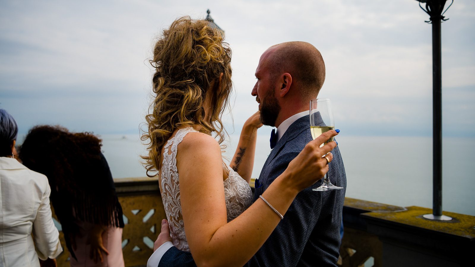 Castle wedding Bavaria – couple photos in the palace park at sunset