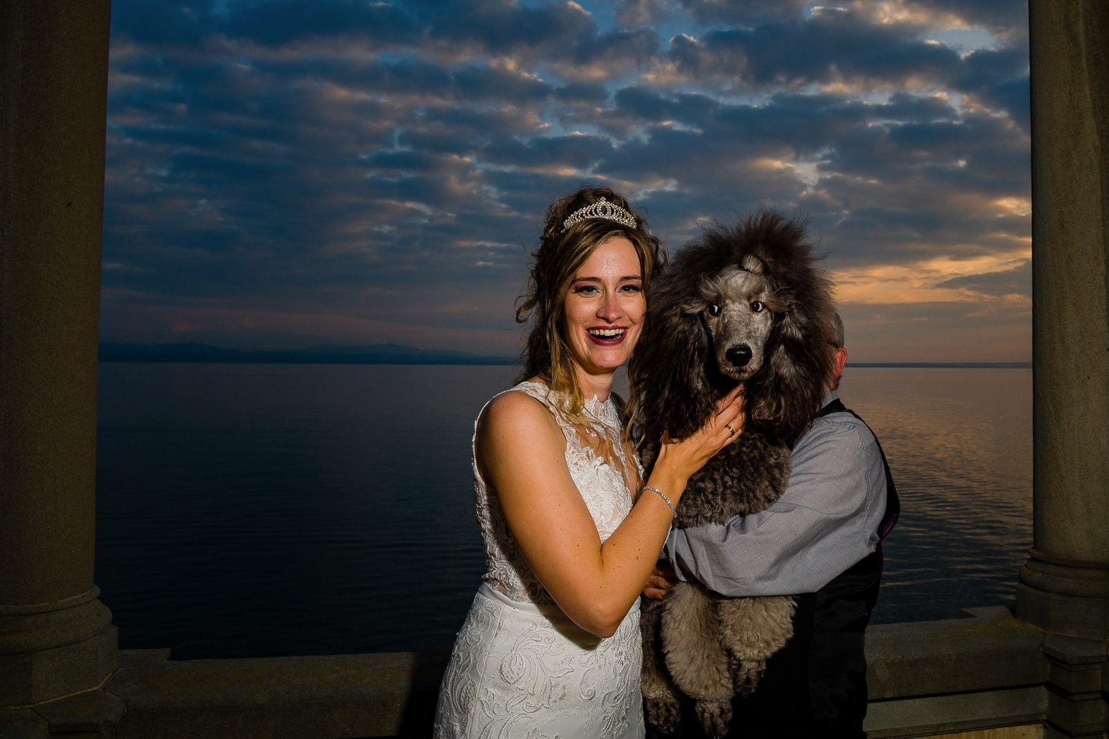 Castle wedding Bavaria – golden hour couple photos in front of the castle