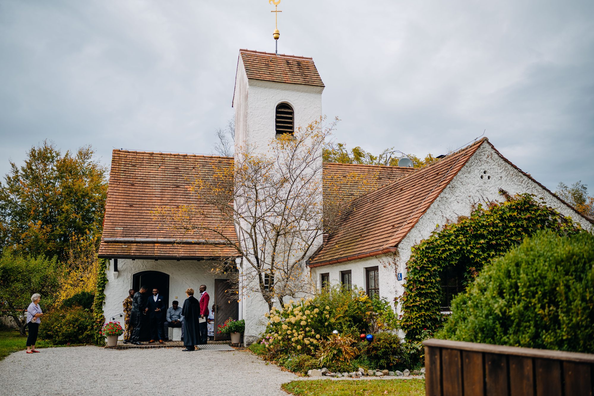 Bridal couple at Starnberger See – natural wedding images