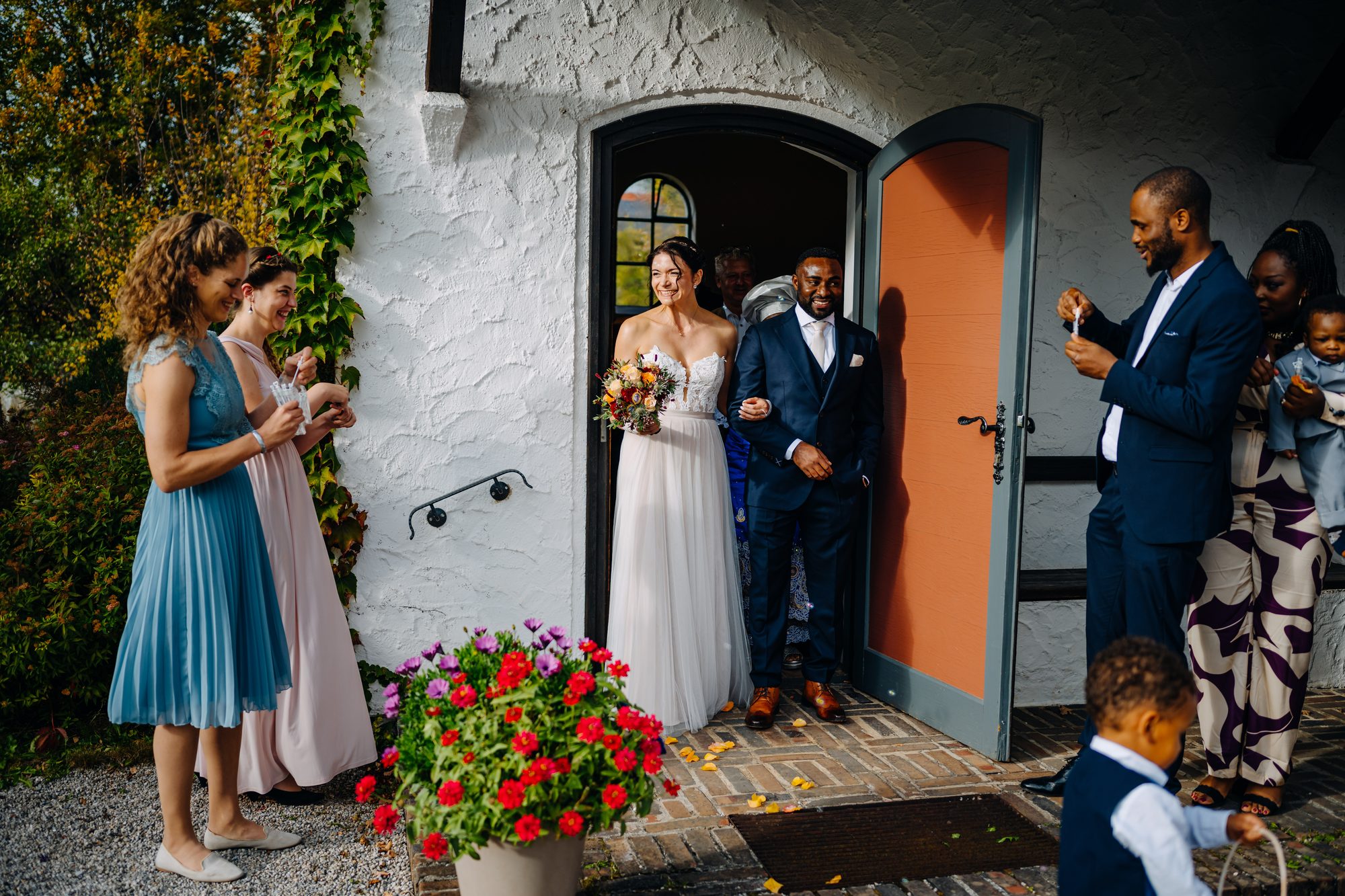 Bridal couple at Starnberger See – natural wedding images