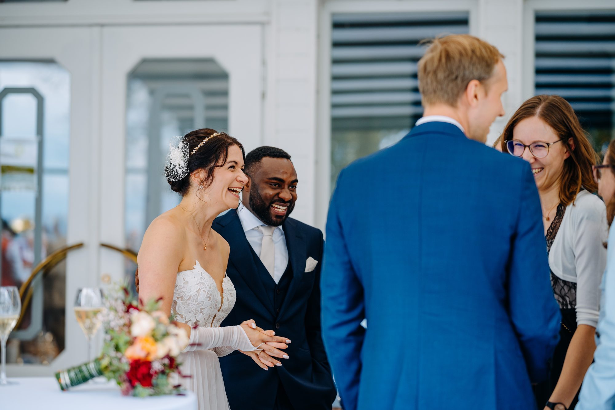 Bridal couple at Starnberger See – natural wedding images