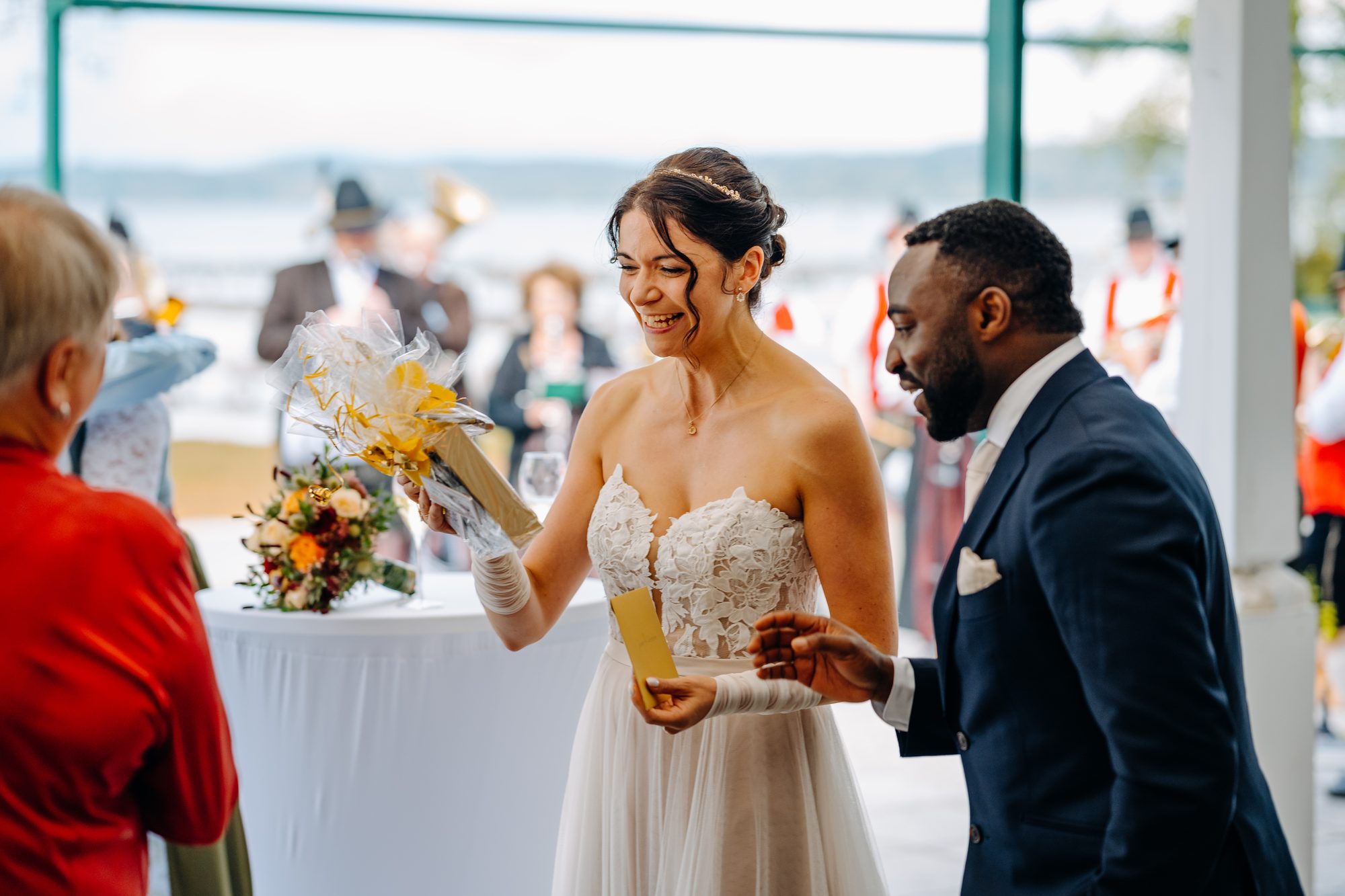 Bridal couple at Starnberger See – natural wedding images