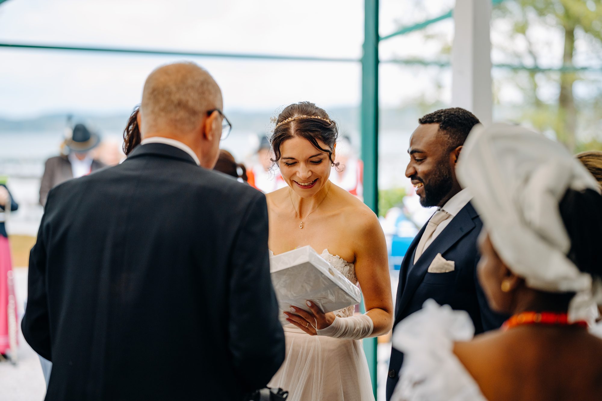 Wedding photos Ammersee – Bridal couple at the lake