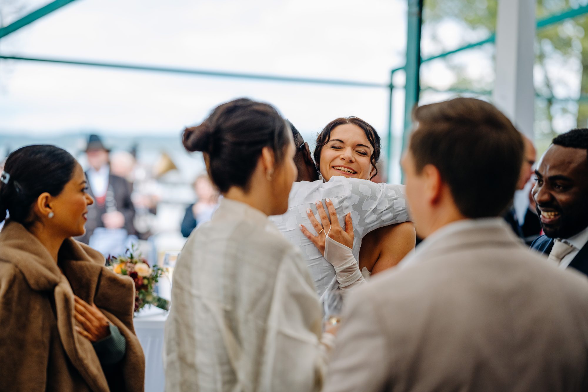 Wedding photos Ammersee – Bridal couple at the lake