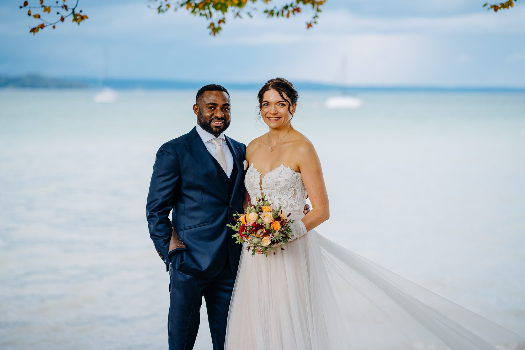 Wedding photos Ammersee – Bridal couple at the lake