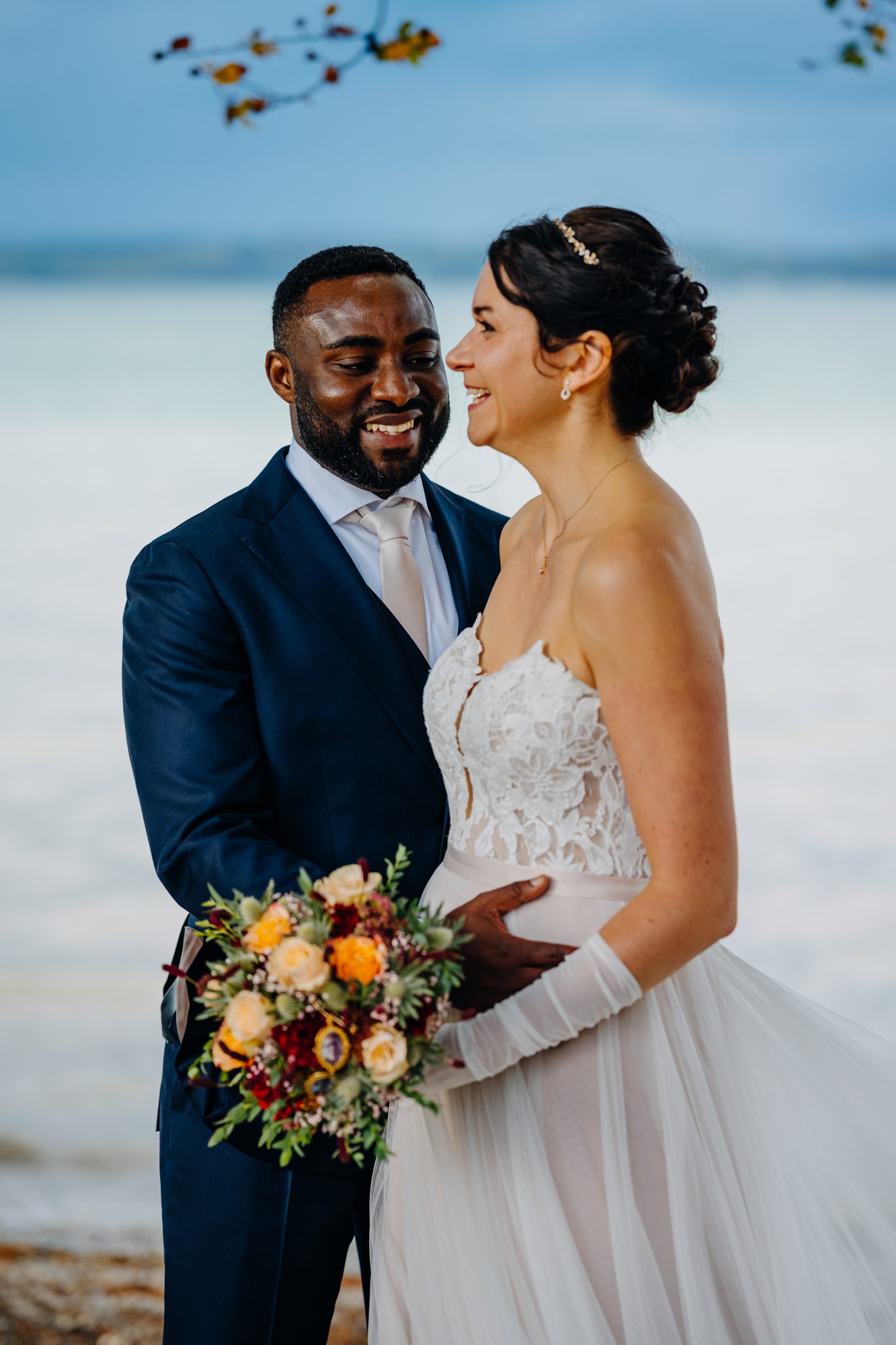 Wedding photos Ammersee – Bridal couple at the lake