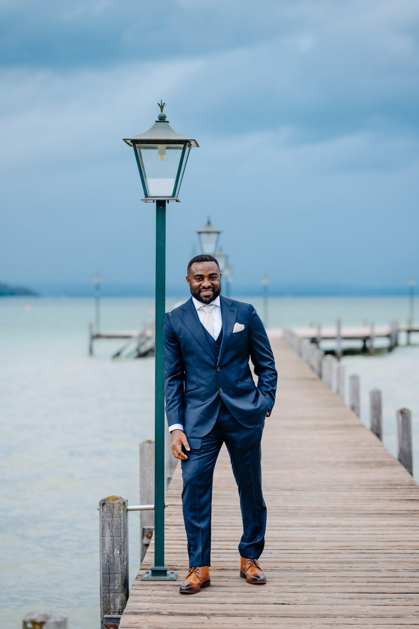 Wedding photos Ammersee – Bridal couple at the lake