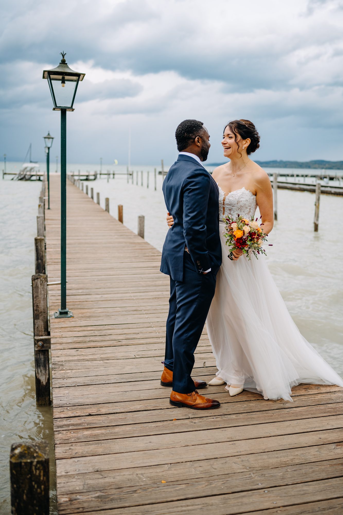 Wedding photos Ammersee – Bridal couple at the lake